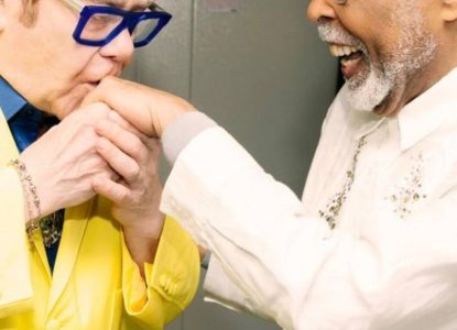 Elton John chama Gilberto Gil de 'lenda' em encontro nos bastidores do Rock in Rio