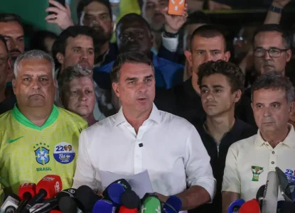 Derrotado, Flávio Bolsonaro não aceita resultado das urnas e diz que vai pedir anulação do resultado
