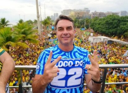 Flávio Bolsonaro encerra campanha no Rio com ato na Barra da Tijuca