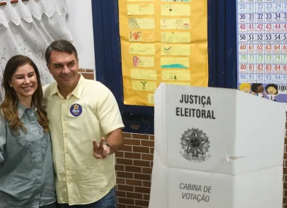 Ao votar no Rio de Janeiro, Flávio Bolsonaro diz que representa mudança