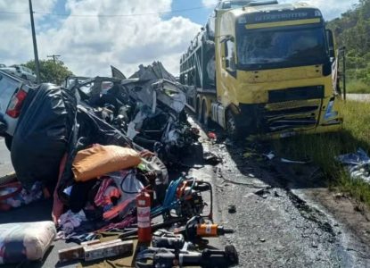 Colisão entre caminhão e caminhonete deixa um morto e um ferido na BR-101 em Alagoinhas
