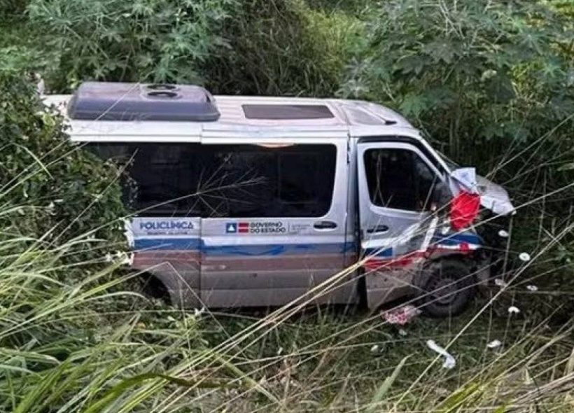 Acidente entre van e caminhonete deixa 16 feridos na BR-242