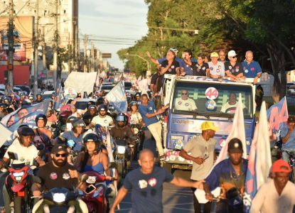 Em Feira de Santana, ACM Neto recebe carta-compromisso do setor produtivo e realiza carreata