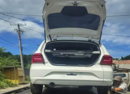 Dois homens são achados mortos em carro com restrição de roubo