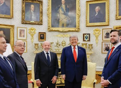 Nos Estados Unidos, Lula diz que discutiu terras raras e tarifas com Donald Trump