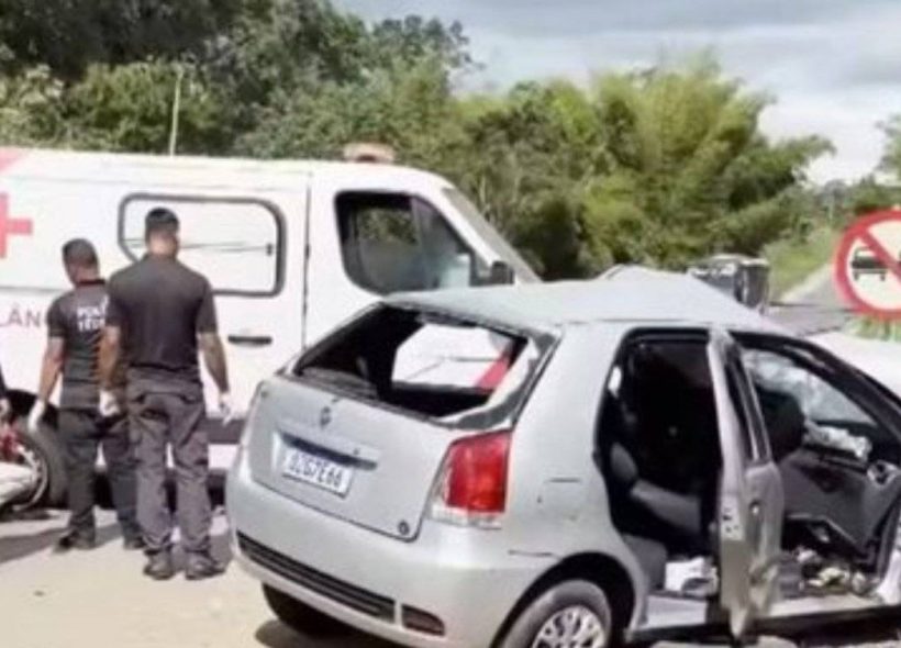 Acidente entre ambulância e carro deixa dois mortos e cinco feridos no sul da Bahia