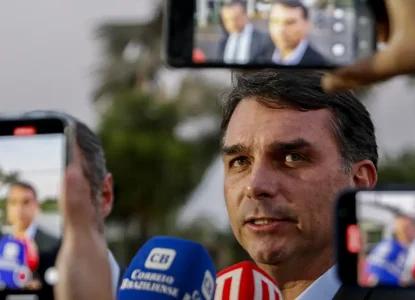 PF aponta cobranças de Flávio Bolsonaro a Daniel Vorcaro por filme Dark Horse