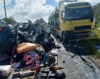 Colisão entre caminhão e caminhonete deixa um morto e um ferido na BR-101 em Alagoinhas