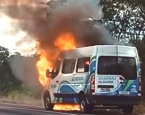 Van da Secretaria de Saúde de Capim Grosso pega fogo na BR-324