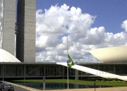 Comissão aprova novo piso de professores em R$ 5,1 mil para 2026