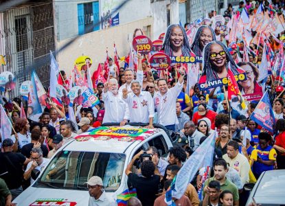 Jerônimo Rodrigues reúne apoiadores durante caminhada no Bairro da Paz, em Salvador