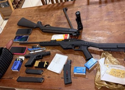 Polícia e Ministério Público cumprem mandados e apreendem armas e drogas em Feira de Santana