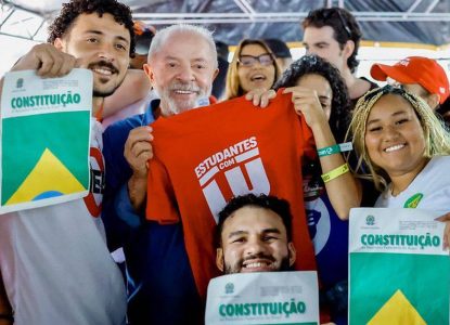 Programa Pé de Meia pode ganhar versão universitária, anuncia Lula