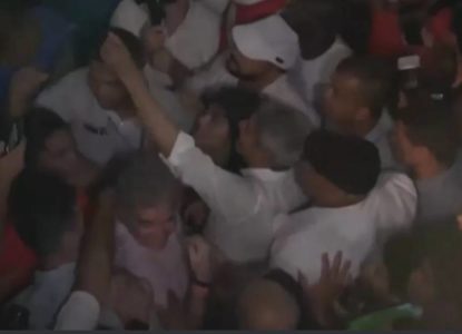 Ivete Sangalo fica surpresa ao encontrar governador da BA na multidão de foliões em micareta