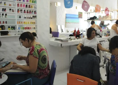 Anvisa proíbe duas substâncias utilizadas em unhas em gel