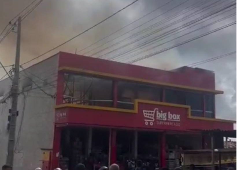 Incêndio atinge depósito de supermercado no bairro Conceição II, em Feira de Santana