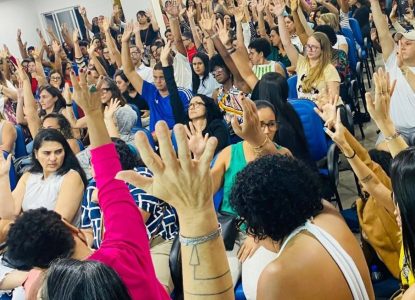 Professores da rede privada da Bahia aprovam estado de greve após impasse com donos de escolas
