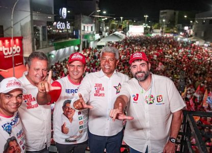 Jerônimo Rodrigues reúne apoiadores em comício no município de Rio Real