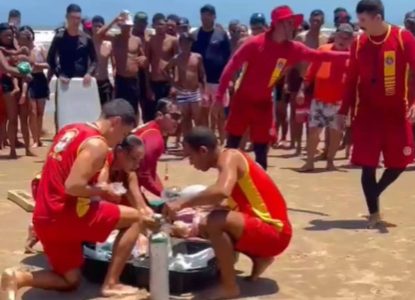 Jovem morre afogado depois de salvar sobrinha de 11 anos em praia de Atalaia em Aracaju