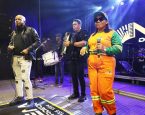 Agente de limpeza pública realiza sonho ao cantar com Nenem do Acordeon durante Arraiá de Feira em Jaíba