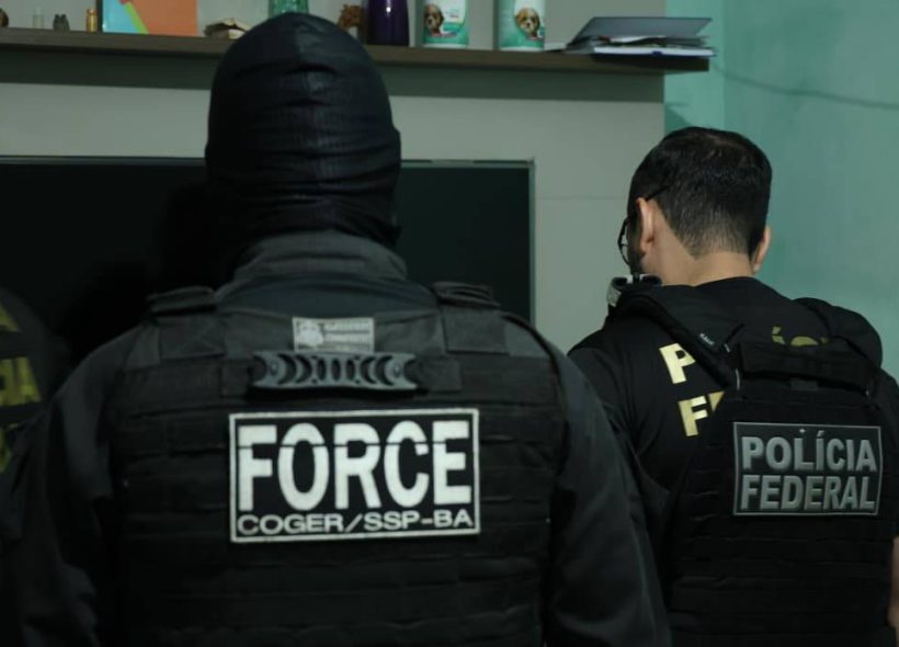 Polícia investiga fraudes em registros de CACs na Bahia; ex-PM é alvo de operação