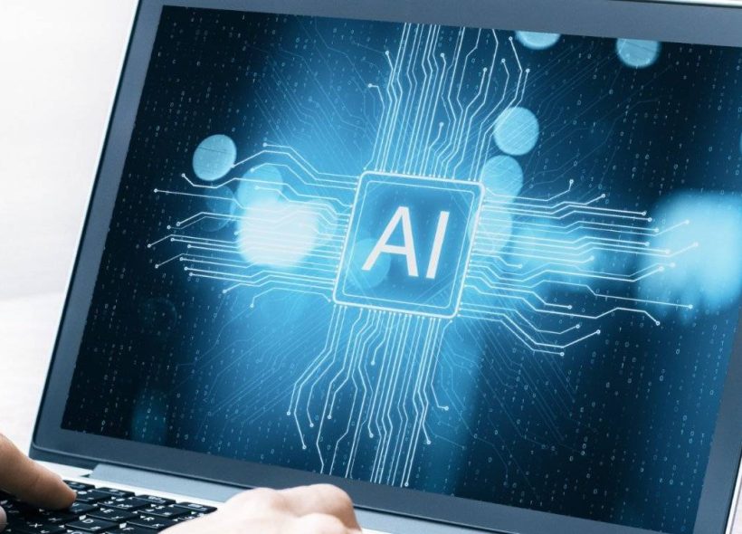 Mulher denuncia inteligência artificial por gerar foto sua sem roupa