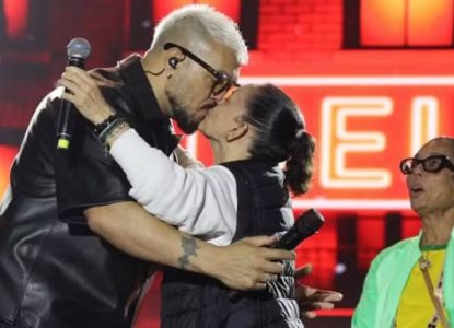 Prefeita de cidade no interior da Bahia beija cantor Belo durante show em festa junina