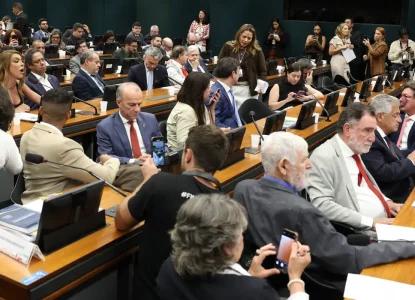 Pedido de vista adia votação da PEC do fim da 6x1 em Comissão da Câmara dos Deputados