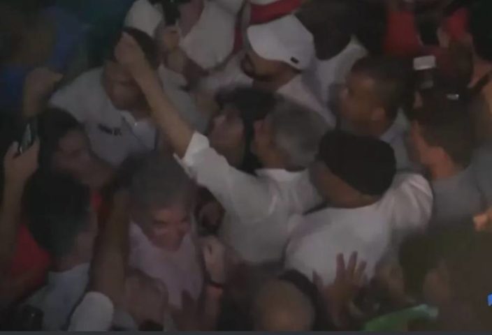 Ivete Sangalo fica surpresa ao encontrar governador da BA na multidão de foliões em micareta