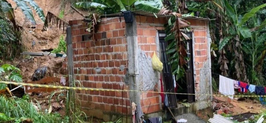 Família fica soterrada após desabamento na periferia de Salvador