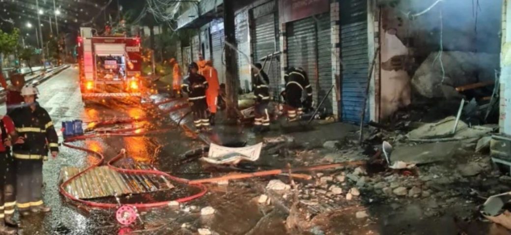Loja de autopeças fica destruída após incêndio na Avenida Suburbana