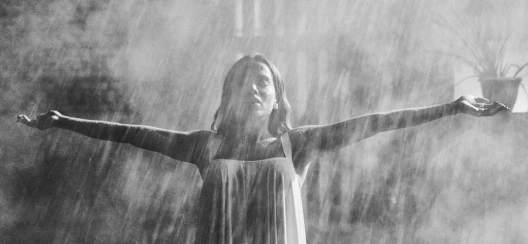 ‘Aceita’: Anitta celebra espiritualidade em novo videoclipe