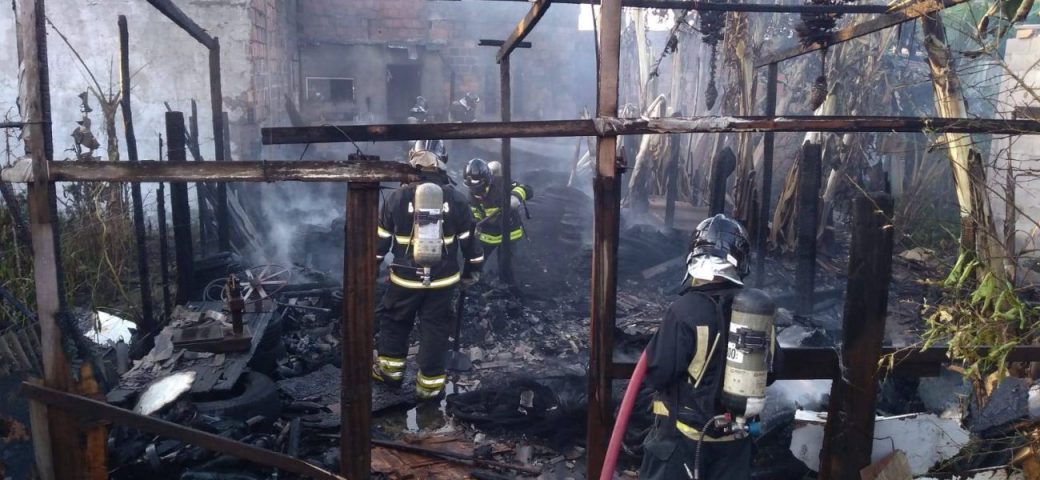Incêndio destrói residência no bairro Tomba; confira imagens
