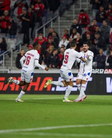Bahia vive noite inspirada no primeiro tempo e derrota Athletico pelo Brasileirão