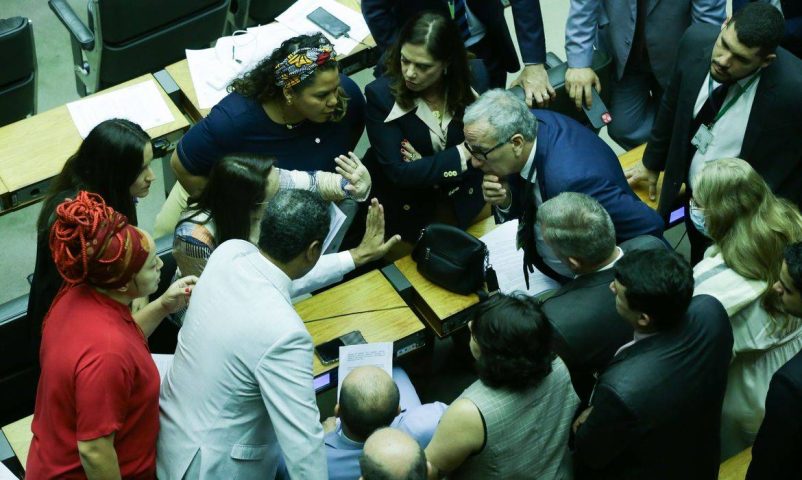 Câmara dos Deputados aprova PEC que perdoa multas e cotas raciais de partidos