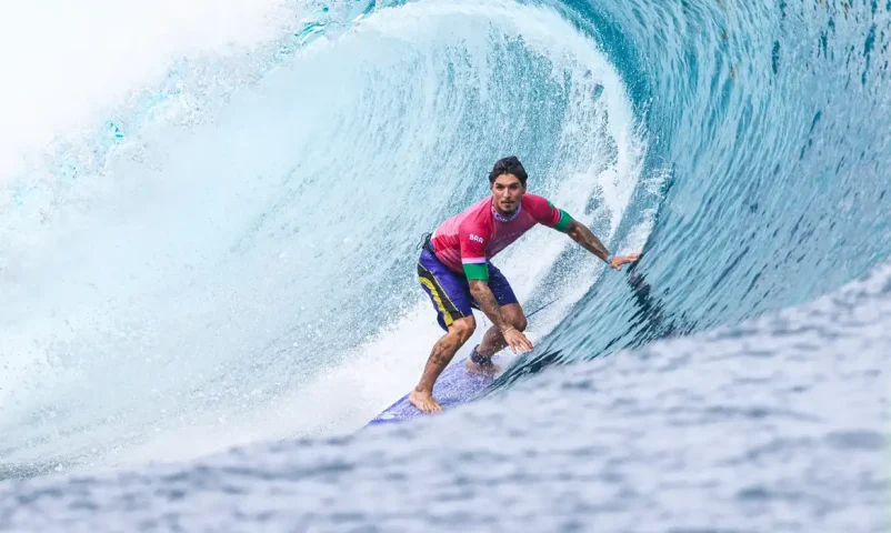 Paris 2024: Gabriel Medina brilha e chega às quartas de final no surfe