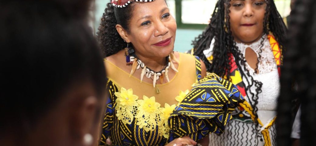 Em Salvador, rainha de grupo étnico do Congo faz visita a escola pública e conversa com estudantes