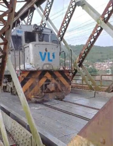 Trem descarrila na ponte Dom Pedro II, entre Cachoeira e São Félix