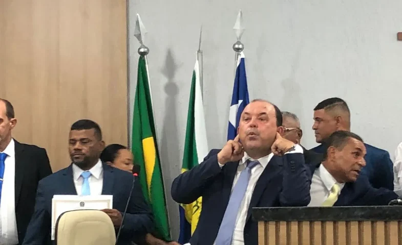 Prefeito eleito em Rafael Jambeiro ofende presidente da Câmara Municipal e não toma posse