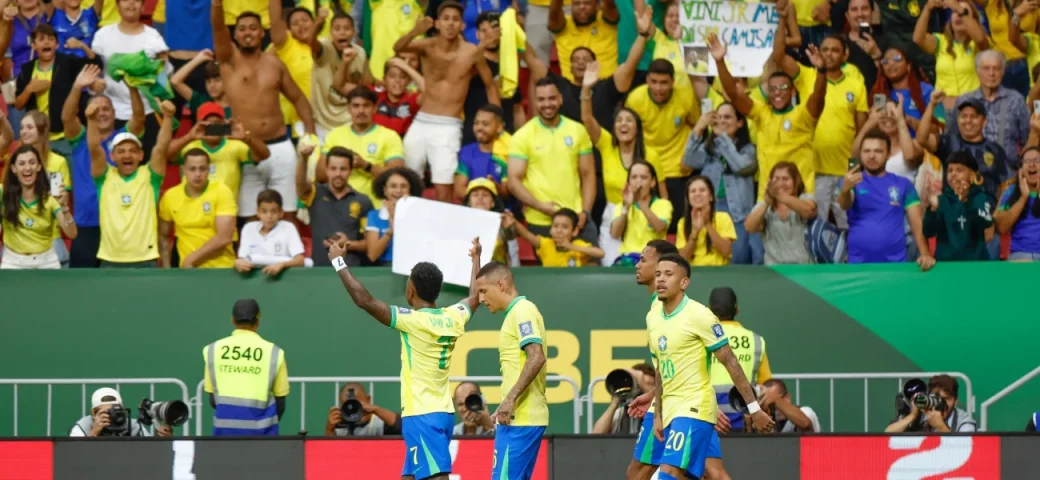 Vini Jr. decide nos acréscimos e Brasil vence Colômbia pelas Eliminatórias da Copa 2026