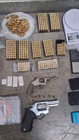 Polícia apreende quase 500 munições e mais de 20kg de drogas no bairro Tomba