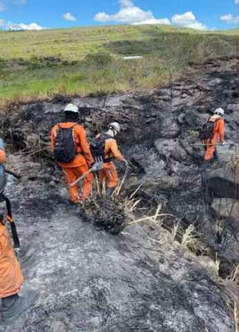 Bombeiros militares controlam incêndio na região do Morro do Pai Inácio