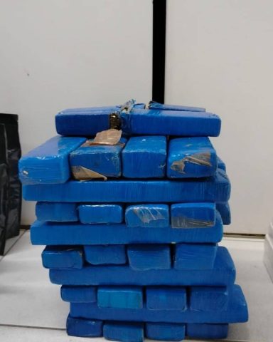 Polícia flagra suspeitos escondendo mais de 40kg de drogas e dois homens morrem após troca de tiros em Feira de Santana