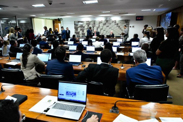 Comissão do Senado aprova texto que autoriza governo federal retaliar ‘tarifaços’ como os de Donald Trump