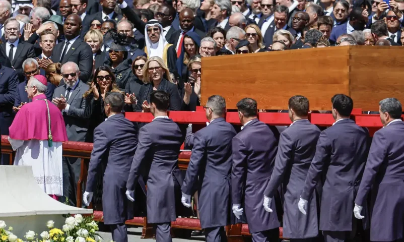 No Vaticano, Lula diz que papa Francisco fez história ao combater desigualdades