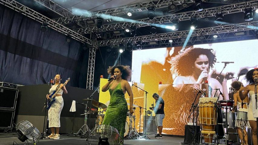 Na pré-Micareta de Feira, Rachel Reis faz público se encantar pelo canto da sereia