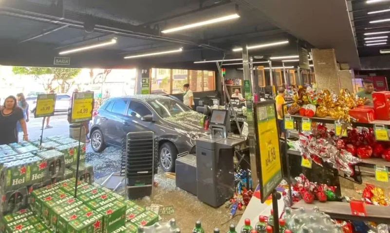 Funcionária fica ferida após veículo invadir supermercado em Salvador