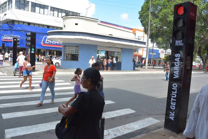 Pedestres atravessam com mais segurança na Praça da Bandeira após instalação de semáforos