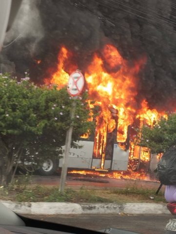 Ônibus pega fogo em frente a shopping em Feira de Santana; ninguém ficou ferido