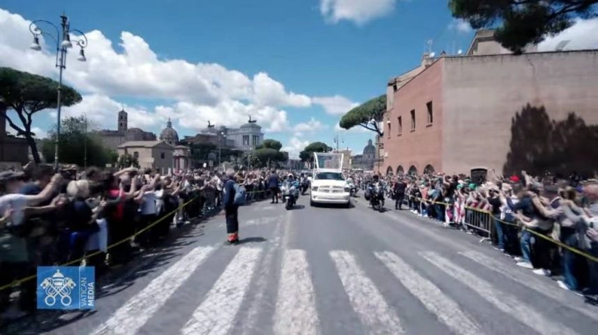 Cortejo leva corpo do papa Francisco para sepultamento em Roma; assista
